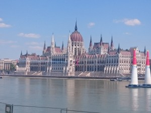 Flieger vor dem Parlamentsgebäude